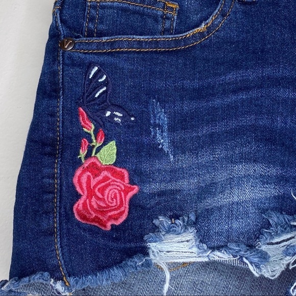 VIP ROSE EMBROIDERED SHORTS SIZE 3/4 - Picture 2 of 5